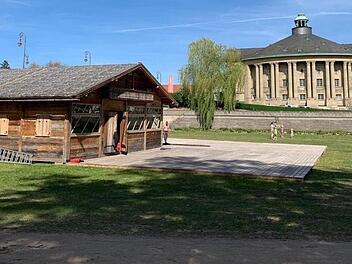 Der Aufbau für den Stadtstrand ist in vollem Gange: Die Alm steht schon mal. Der Stadtstrand wird am 16. Mai eröffnet. Foto: Florian Griebel