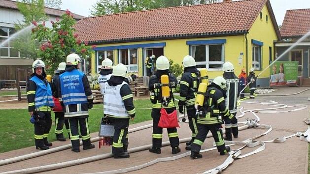 Insgesamt gut 60 Feuerwehrleute waren an der Übung beteiligt.  Foto: Roland Dietz