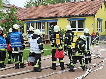 Insgesamt gut 60 Feuerwehrleute waren an der Übung beteiligt.  Foto: Roland Dietz