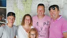 Familie Miekautsch aus Memmelsdorf mit Tourismusverbanddirektor Marin Musco (r.) in Lopar