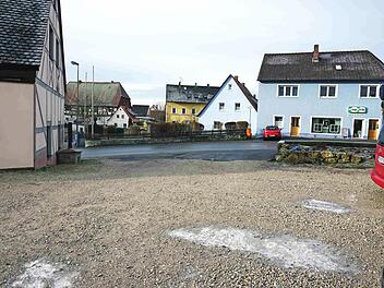 Der Platz neben der Feuerwehr wird zurzeit als Pkw-Stellfläche genutzt. Das soll sich ändern. Fotos: Richardd Sänger