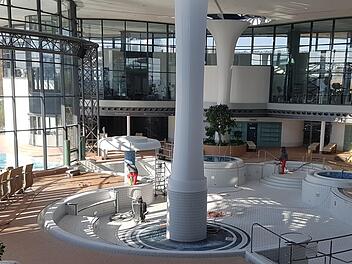 In der KissSalis-Therme ruht der Bade- und Saunabetrieb. Stattdessen schleifen Arbeiter die Beckenk&ouml;pfe der Innenbecken ab. Foto: Natascha Kiesel