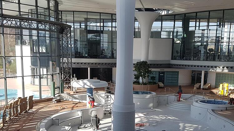 In der KissSalis-Therme ruht der Bade- und Saunabetrieb. Stattdessen schleifen Arbeiter die Beckenk&ouml;pfe der Innenbecken ab. Foto: Natascha Kiesel