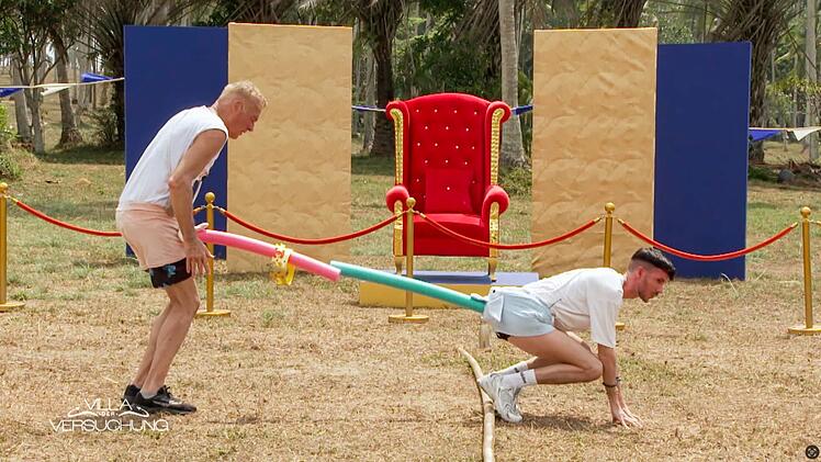 Es geht wirklich nur um Kopfgeld: Ronald Schill (l.) und Kevin Schäfer beim Poolnudel-Spiel