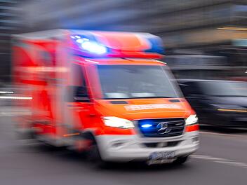 Gunzenhausen: Fahranfänger (18) landet im Graben, Biker (19) im Feld