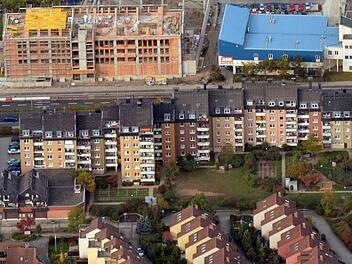 Die Wohnblocks an der Starkenfeldstraße   haben   charakteristische schwarze Dächer und an der   Frontseite  ist auch der obere Teil der Fassade schwarz.             Foto: Ronald Rinklef