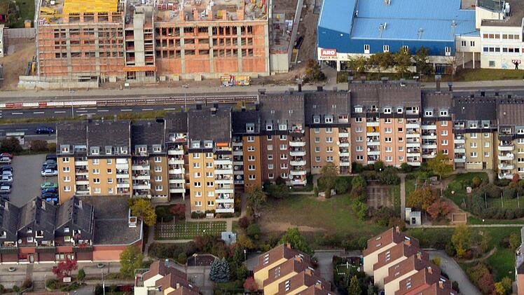 Die Wohnblocks an der Starkenfeldstraße   haben   charakteristische schwarze Dächer und an der   Frontseite  ist auch der obere Teil der Fassade schwarz.             Foto: Ronald Rinklef