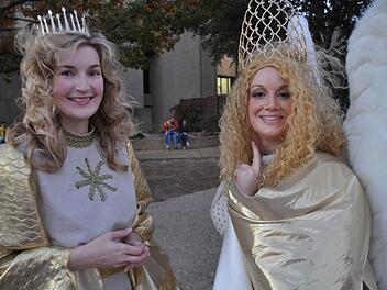 Zwei Christkindl aus zwei Ländern: Andrea Friedrich aus Bad Königshofen und  Decima Cooper aus Arlington. Foto: Hanns Friedrich