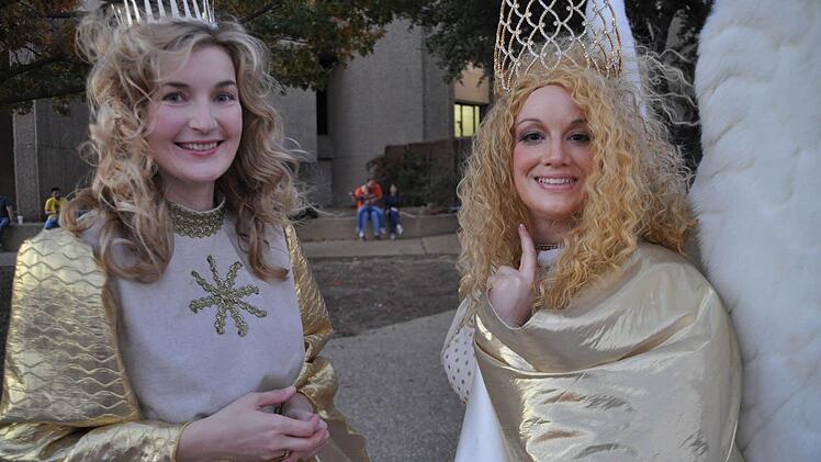 Zwei Christkindl aus zwei Ländern: Andrea Friedrich aus Bad Königshofen und  Decima Cooper aus Arlington. Foto: Hanns Friedrich