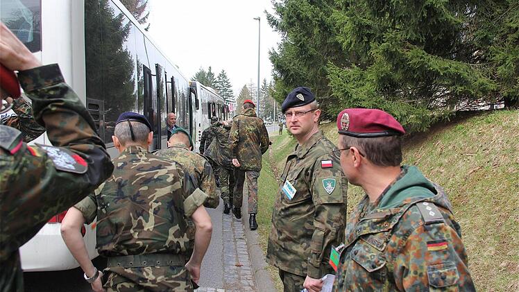 Mit dem Bus fuhren die Besucher der Großübung Crystal Eagle zu den Einsatzstäben.