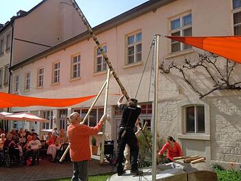 Im Juliusspital-Altenheim steht ein Maibaum. Foto: Anneliese Albert