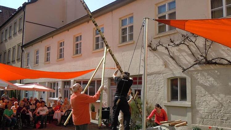 Im Juliusspital-Altenheim steht ein Maibaum. Foto: Anneliese Albert