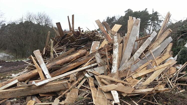 Auch Holz aus Gebäuden darf nicht so ohne Weiteres zum Heizen genommen werden. Es kann mit Lindan und Flammhemmern getränkt sein.