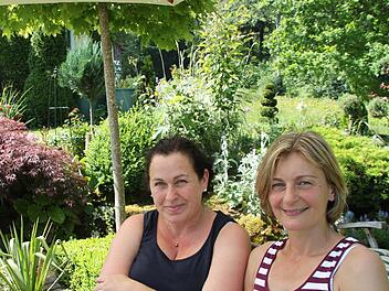 Stefanie Kolb (links) und Gartenbauvereinsvorsitzende Katja Ruckriegel freuen sich schon auf den Tag der offenen Gartentür.  Fotos: Jürgen Gärtner