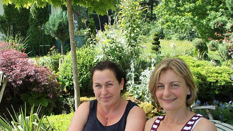 Stefanie Kolb (links) und Gartenbauvereinsvorsitzende Katja Ruckriegel freuen sich schon auf den Tag der offenen Gartentür.  Fotos: Jürgen Gärtner