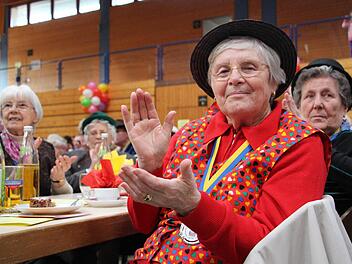 Zum Seniorenfasching in der Aischtalhalle in Höchstadt kamen fast 700 Senioren aus dem ganzen Landkreis Erlangen-Höchstadt. Landrat Eberhard Irlinger (SPD) führte zum vorerst letzten Mal durchs Programm. Foto: Christian Bauriedel