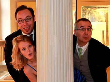 Florian Mayer, Olga Seehafer und Harald Rink warten gespannt darauf, was sich das Publikum einfallen lässt. Gemeinsam mit Protagonisten von Pipperlapupp und Verena Ehrmann erwarten sie in Bamberg ab 7. Mai Improtheaterfans. Foto: Anonyme Improniker