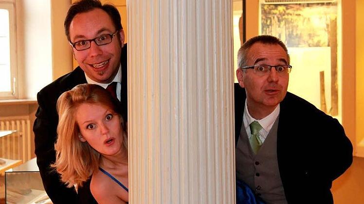 Florian Mayer, Olga Seehafer und Harald Rink warten gespannt darauf, was sich das Publikum einfallen lässt. Gemeinsam mit Protagonisten von Pipperlapupp und Verena Ehrmann erwarten sie in Bamberg ab 7. Mai Improtheaterfans. Foto: Anonyme Improniker