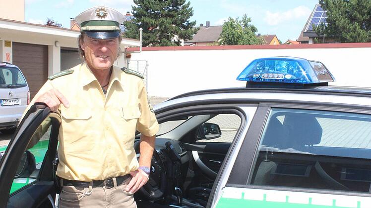 Rainer Scheckenbach liebt seinen Beruf und hat nach 40 Jahren als Polizist viel zu erzählen. Foto: Sabine Herteux