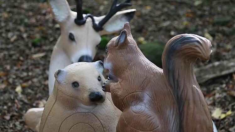 Biber, Reh und Eichhörnchen aus Vollgummi.