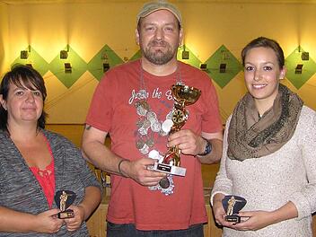 Die neuen Herrscher: 1. Ritter Ruth Herrmann, Schützenkönig Jochen Hartmann, 2. Ritter Sabrina Feustel (von links nach rechts). Foto: privat