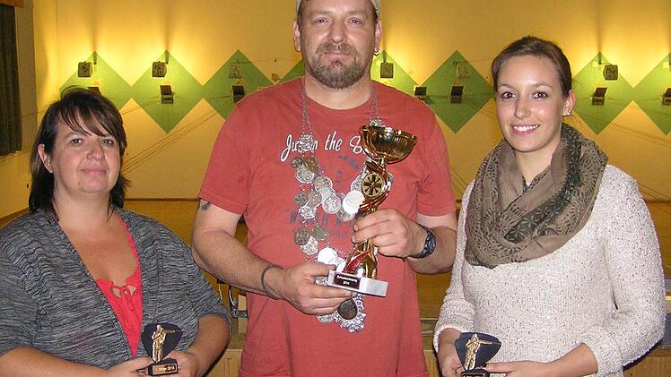 Die neuen Herrscher: 1. Ritter Ruth Herrmann, Schützenkönig Jochen Hartmann, 2. Ritter Sabrina Feustel (von links nach rechts). Foto: privat