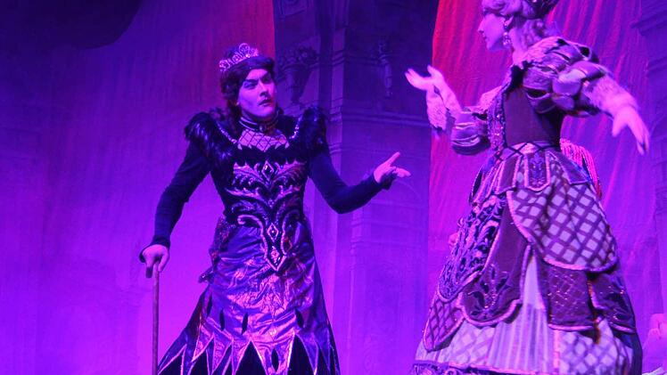 Immer wenn Ilya Zabotin als böse Fee Carabosse mit Krückstock auf die Bühne kam, war Dramatik vorprogrammiert. Foto: Sonja Adam