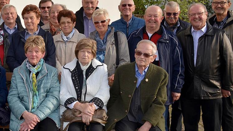 Das obligatorische Gruppenfoto zur Erinnerung an das diesjährige Klassentreffen des Jahrgangs 1946. Foto: Kathrin Kupka-Hahn