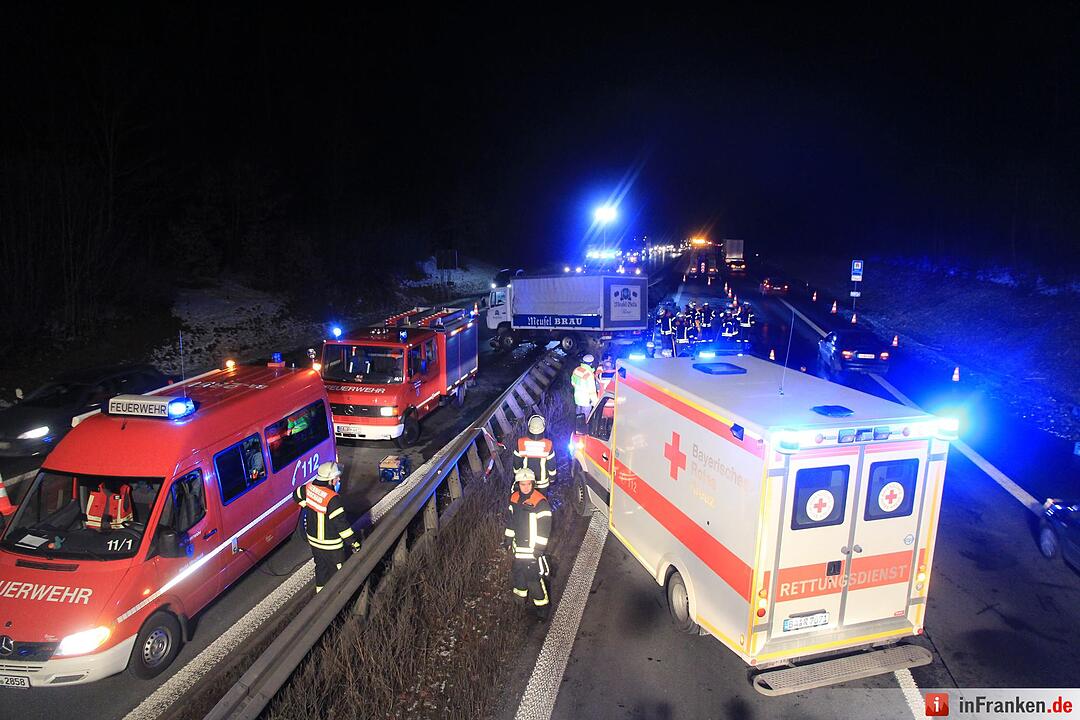 Bierkästen auf A73: Lastwagen durchbricht Mittelschutzleitplanke