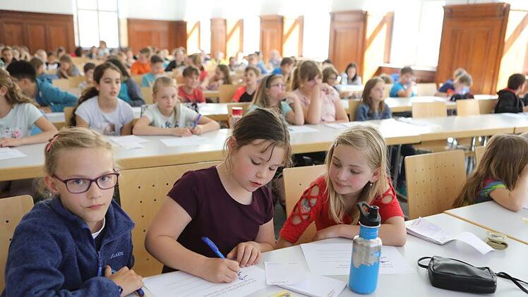 Wie ist das Schülerleben im Kongo? Das erforschten die Kinder-Uni-Studierenden am Samstag in Bamberg. Foto: Barbara Herbst