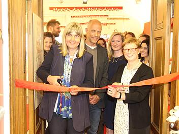 Mit dem Durchrennen des roten  Bandes wurde die  Sonderausstellung  im Puppenmuseum durch die Zweite Bürgermeisterin Birgit Weber, Professor Christian Holtorf, Christine Spiller und Professorin Christiane Fritze eröffnet. Foto: Desombre