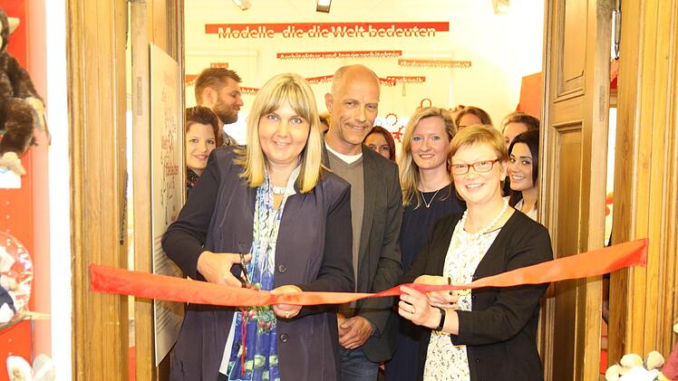 Mit dem Durchrennen des roten  Bandes wurde die  Sonderausstellung  im Puppenmuseum durch die Zweite Bürgermeisterin Birgit Weber, Professor Christian Holtorf, Christine Spiller und Professorin Christiane Fritze eröffnet. Foto: Desombre