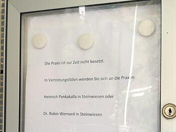 Seit einiger Zeit schon hängt dieses Schild im Eingangsbereich zur  Hausarztpraxis Dr. Staffeldt in Wallenfels. Bürgermeister Jens Korn ist daher auf der Suche nach einem neuen Allgemeinmediziner für die Flößergemeinde. Doch dafür müssen neue Strukturen geschaffen werden, sagt er. Foto: privat