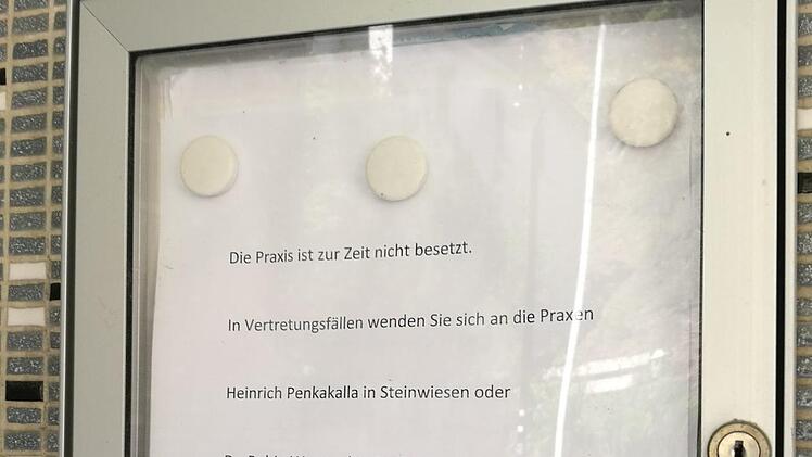 Seit einiger Zeit schon hängt dieses Schild im Eingangsbereich zur  Hausarztpraxis Dr. Staffeldt in Wallenfels. Bürgermeister Jens Korn ist daher auf der Suche nach einem neuen Allgemeinmediziner für die Flößergemeinde. Doch dafür müssen neue Strukturen geschaffen werden, sagt er. Foto: privat