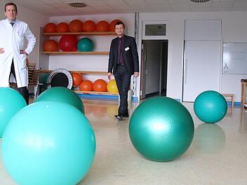 Neuer Chefarzt für Innere Medizin und Gastroenterologie, Naturheilkunde und Psychotherapie ist Jost Langhorst, hier zusammen mit dem Vorstandsvorsitzenden Xaver Frauenknecht im Sportraum der neuen Abteilung im vierten Bettenturm.  Foto: Sebastian Schanz