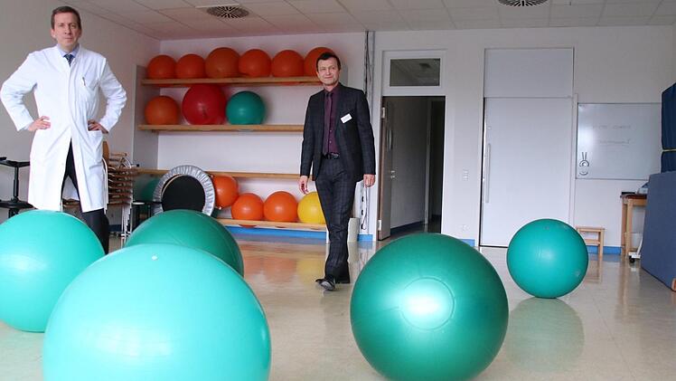 Neuer Chefarzt für Innere Medizin und Gastroenterologie, Naturheilkunde und Psychotherapie ist Jost Langhorst, hier zusammen mit dem Vorstandsvorsitzenden Xaver Frauenknecht im Sportraum der neuen Abteilung im vierten Bettenturm.  Foto: Sebastian Schanz