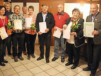 50 Jahre gehört Ehrenmitglied Klaus von Loeffelholz dem OGV Schottenstein an, Gerlinde von Hünerbein und Walter Beland je 40 Jahre, Josef Schätz und Claudia Paschold je 25 Jahre sowie 15 Jahre Johann Buchner und Carolin Henze (vorn, von rechts). Zweite Bürgermeisterin Nina Liebermann und Roswitha Bauer vom Kreisverband (hinten, von links) gratulierten.