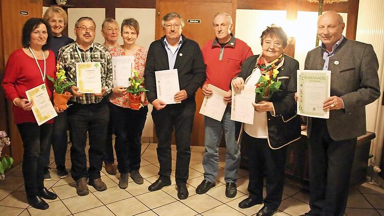 50 Jahre gehört Ehrenmitglied Klaus von Loeffelholz dem OGV Schottenstein an, Gerlinde von Hünerbein und Walter Beland je 40 Jahre, Josef Schätz und Claudia Paschold je 25 Jahre sowie 15 Jahre Johann Buchner und Carolin Henze (vorn, von rechts). Zweite Bürgermeisterin Nina Liebermann und Roswitha Bauer vom Kreisverband (hinten, von links) gratulierten.