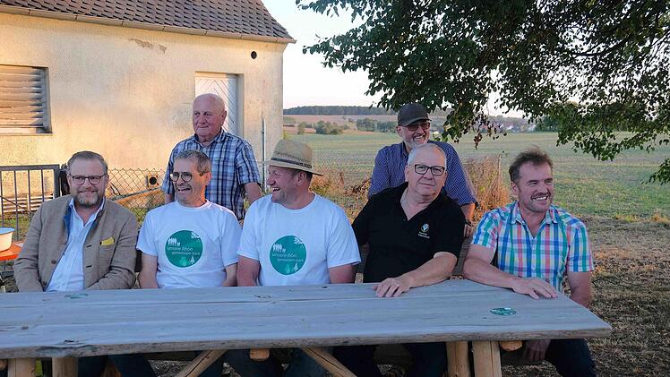 Karl Staufenberg (vorne, von links), Georg Scheuring, Joachim Leitschuh, Karlheinz Vogler, Edgar Thomas sowie (hinten, von links) Alois Wehner und Reinhard Landgraf nehmen schon mal Platz.
