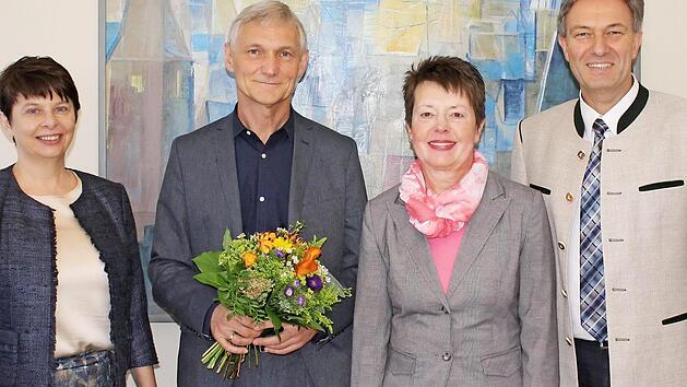 Gl&uuml;ckw&uuml;nsche zur Verabschiedung von Uwe Beetz (mit Blumen) mit (von links) Personalreferentin Maria M&uuml;ller, Personalratsvorsitzende Gisela Hable und Landrat Klaus L&ouml;ffler  Foto: Michael Trebes/ Landratsamt Kronach