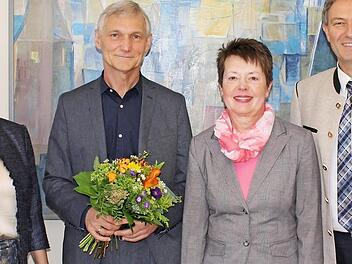 Glückwünsche zur Verabschiedung von Uwe Beetz (mit Blumen) mit (von links) Personalreferentin Maria Müller, Personalratsvorsitzende Gisela Hable und Landrat Klaus Löffler  Foto: Michael Trebes/ Landratsamt Kronach