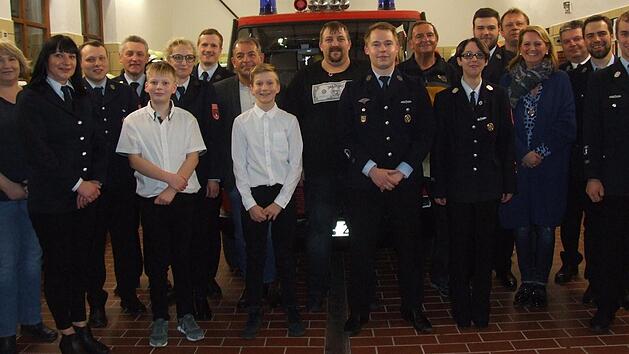 Die Geehrten von links: Christian Ultsch, Martin Ultsch, Martin Dirauf, 2. B&uuml;rgermeisterin Sabine Rie&szlig;ner, Stefan Ramming, Nils Wendel, Christina Vogel, Georg Schramm, Vorsitzender Tobias Gareis, Dirk Bauer, Max H&auml;fner, R&uuml;diger Brehm, Michael Griesser, Martina Wagner, Jannik Reitwiessner, Kreisbrandinspektor Hermann Schuberth, Stv. Vorsitzender Julian Geldner, Silke Bauer und Maria Leicht.  Foto: J&uuml;rgen Panzer