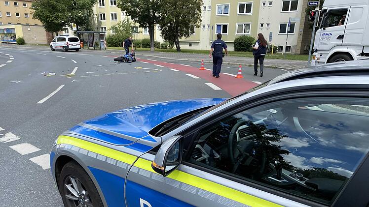 SUV und Motorrad miteinander kollidiert