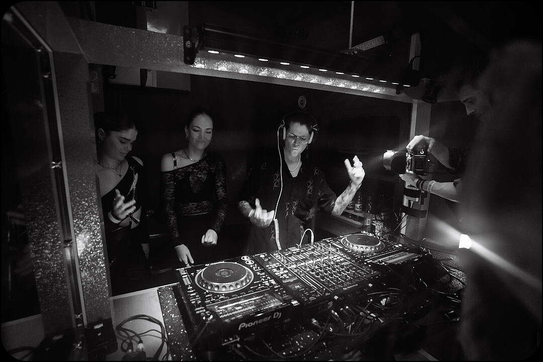 Hard Techno und Trance in drei verschiedenen Party-Waggons!