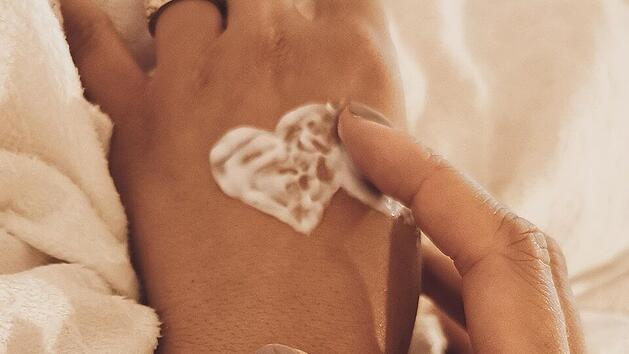 Neben dem Gesicht ben&ouml;tigt die K&ouml;rperhaut eine auf ihre Bed&uuml;rfnisse abgestimmte Pflege. Damit bewahrst du ihre Elastizit&auml;t und unterst&uuml;tzt die nat&uuml;rliche Schutzfunktion.