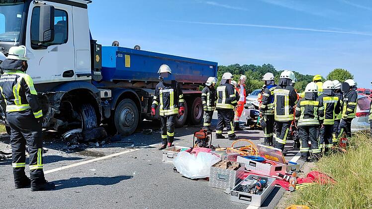 Heßdorf: Lkw stößt frontal mit Auto zusammen - Person eingeklemmt