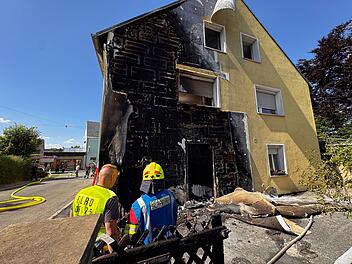 Massiver Fassadenbrand: Eine Person leichtverletzt und 100.000 Euro Schaden