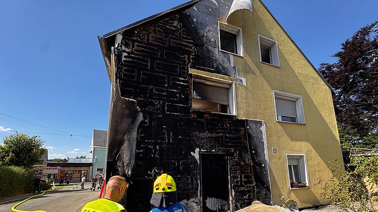 Massiver Fassadenbrand: Eine Person leichtverletzt und 100.000 Euro Schaden