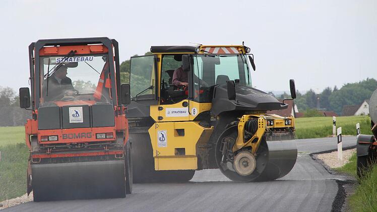 Schweres Gerät: Auf der Straßen in Peesten sind mehrere Walzen und neun Lkw im Einsatz.