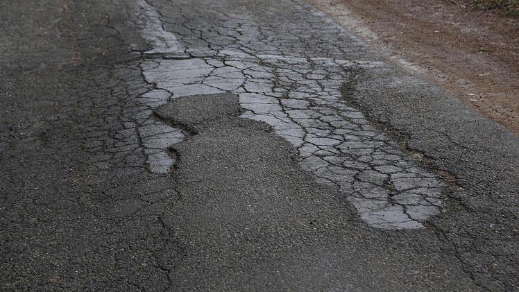 Die Straße ist voller Risse. Foto: Josef Hofbuaer